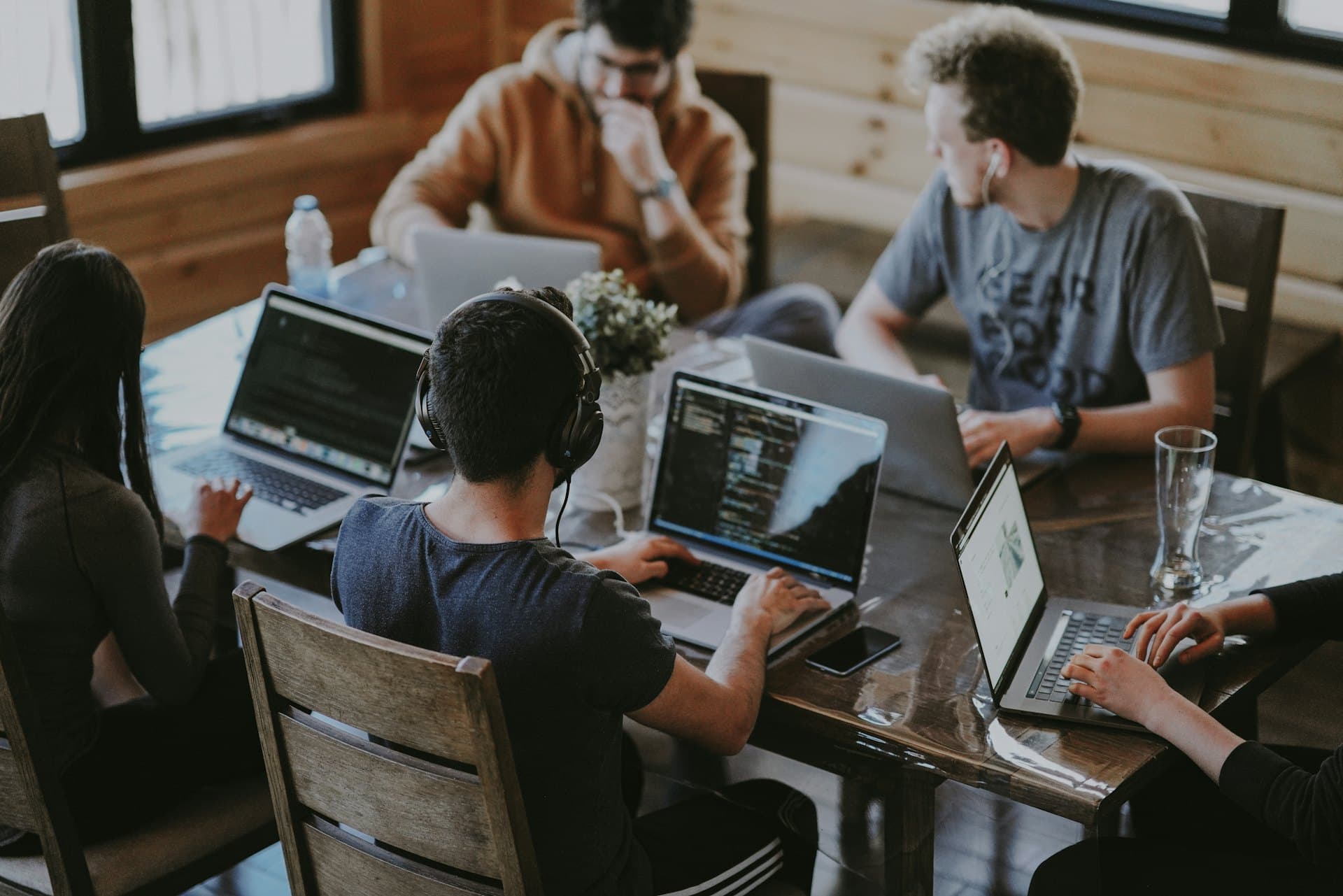 Equipo de Naysof Ibérica trabajando en un proyecto de software